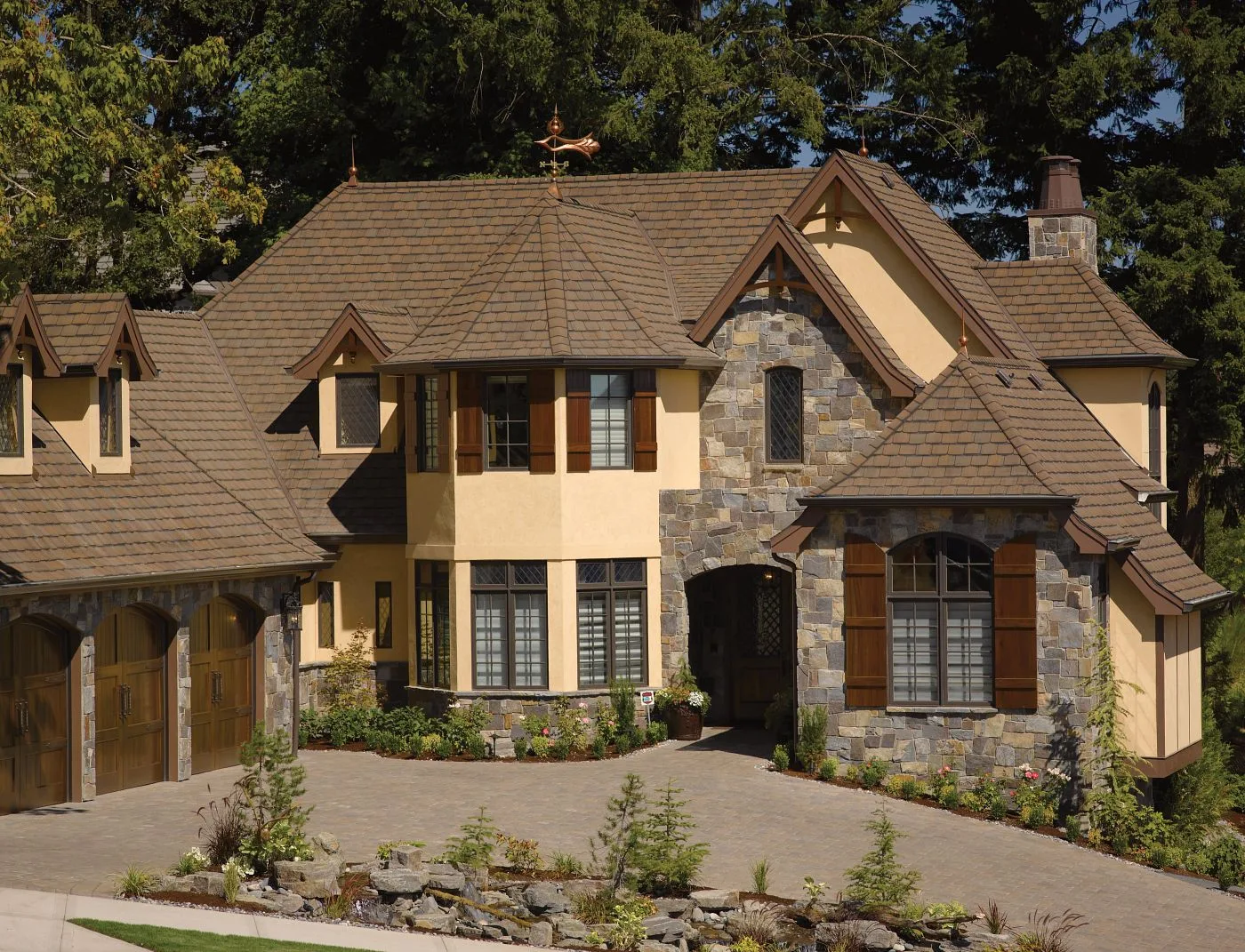 Brownstone CertainTeed Grand Manor shingles on a home