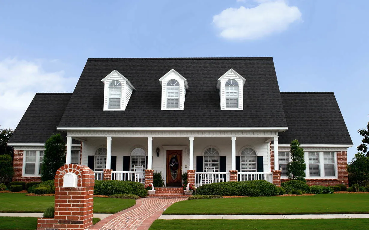 Carbon Duration MAX shingles on a house